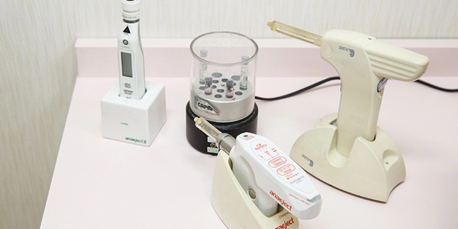 表面麻酔・細い針など、痛みに配慮した治療のための機器